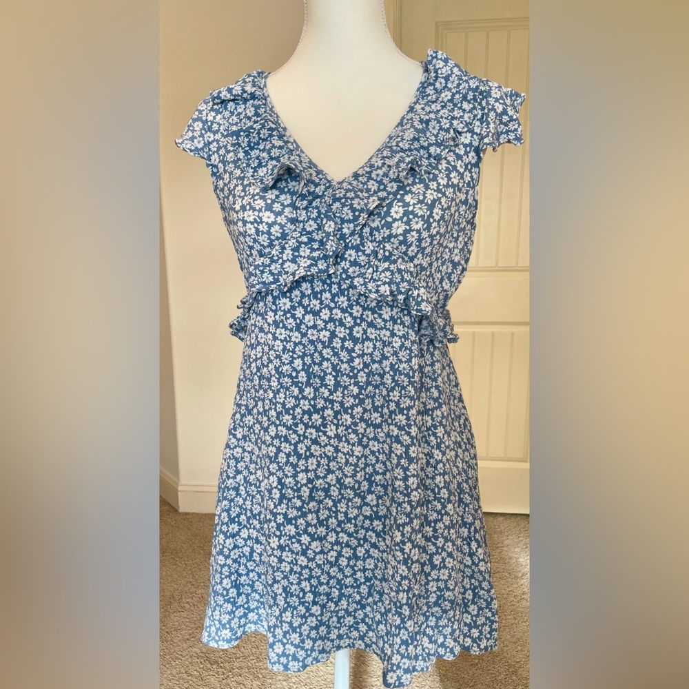 En Crème Flutter Sleeve Floral Mini Dress